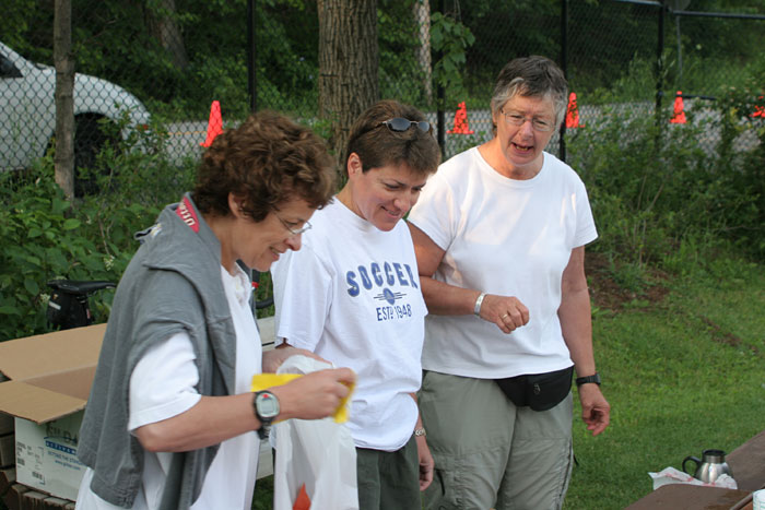 volunteers at work / bnvoles au travail